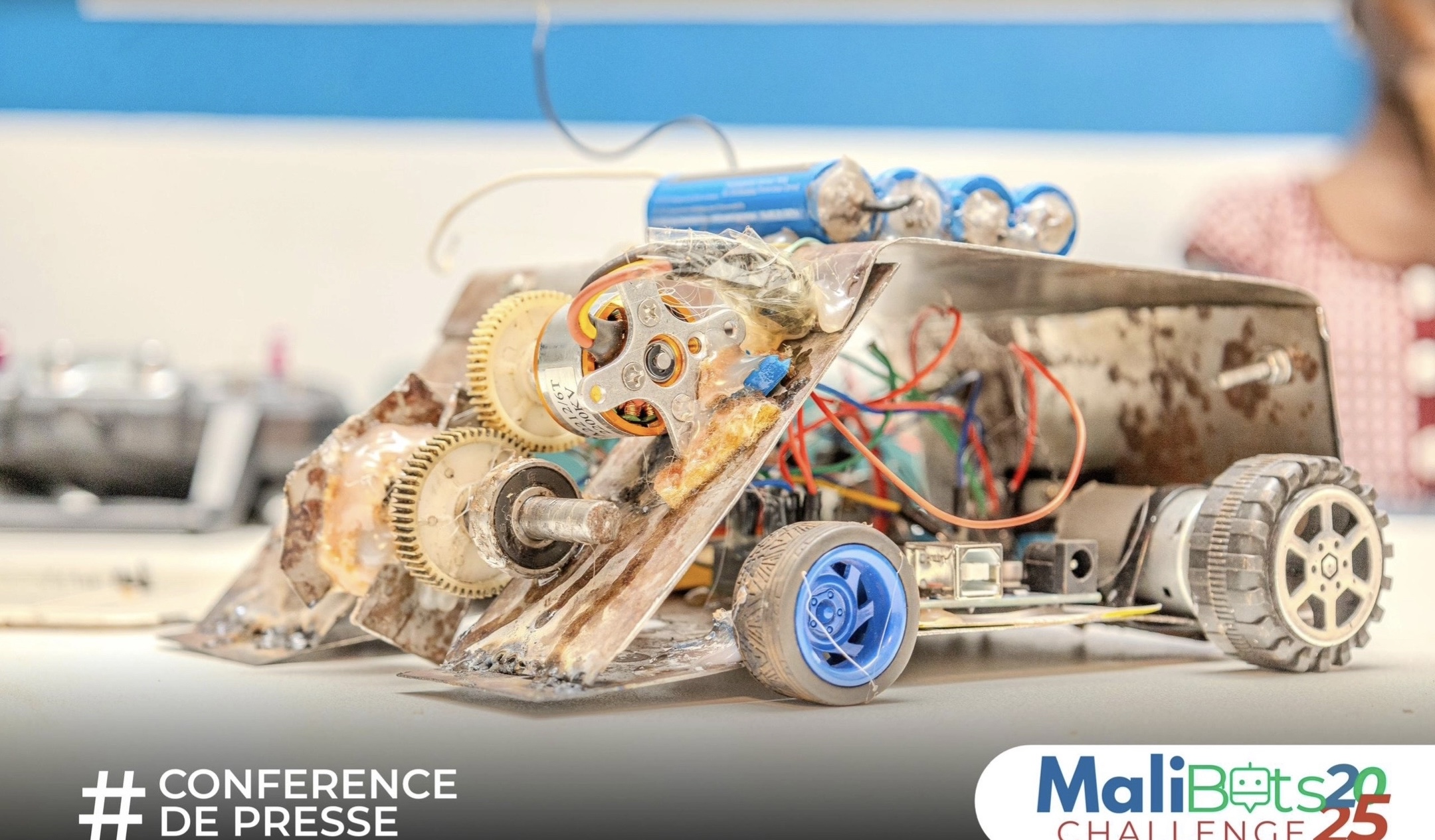 Des jeunes participants assemblant un robot lors du MaliBots Challenge